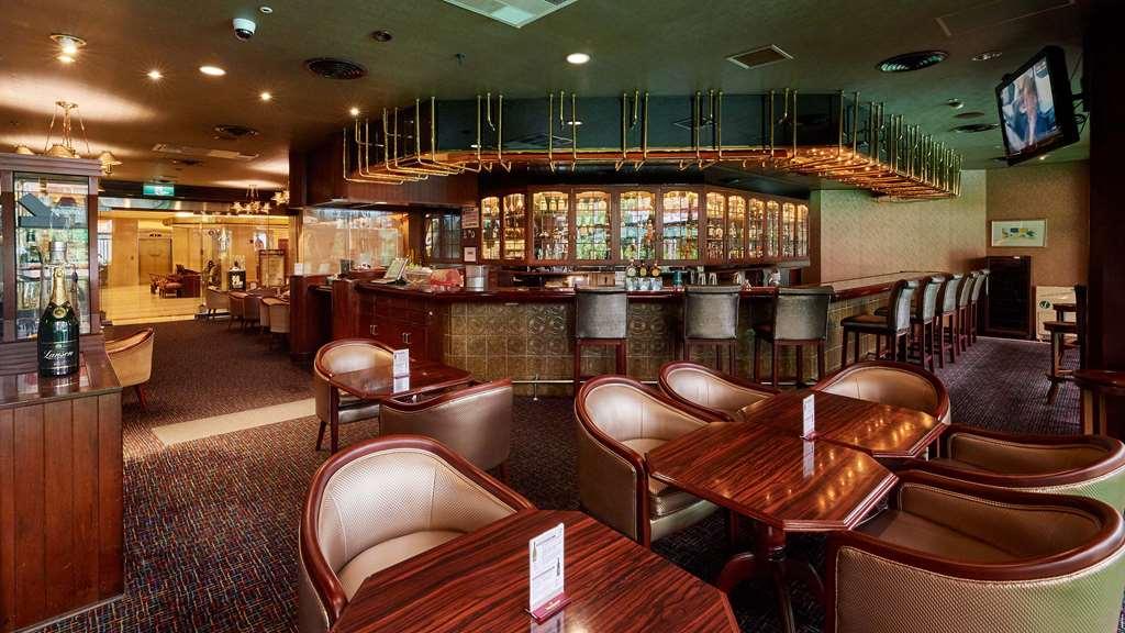 The Howard Plaza Hotel Тайбей Ресторан фото The bar at the Singapore Airlines lounge at Changi Airport