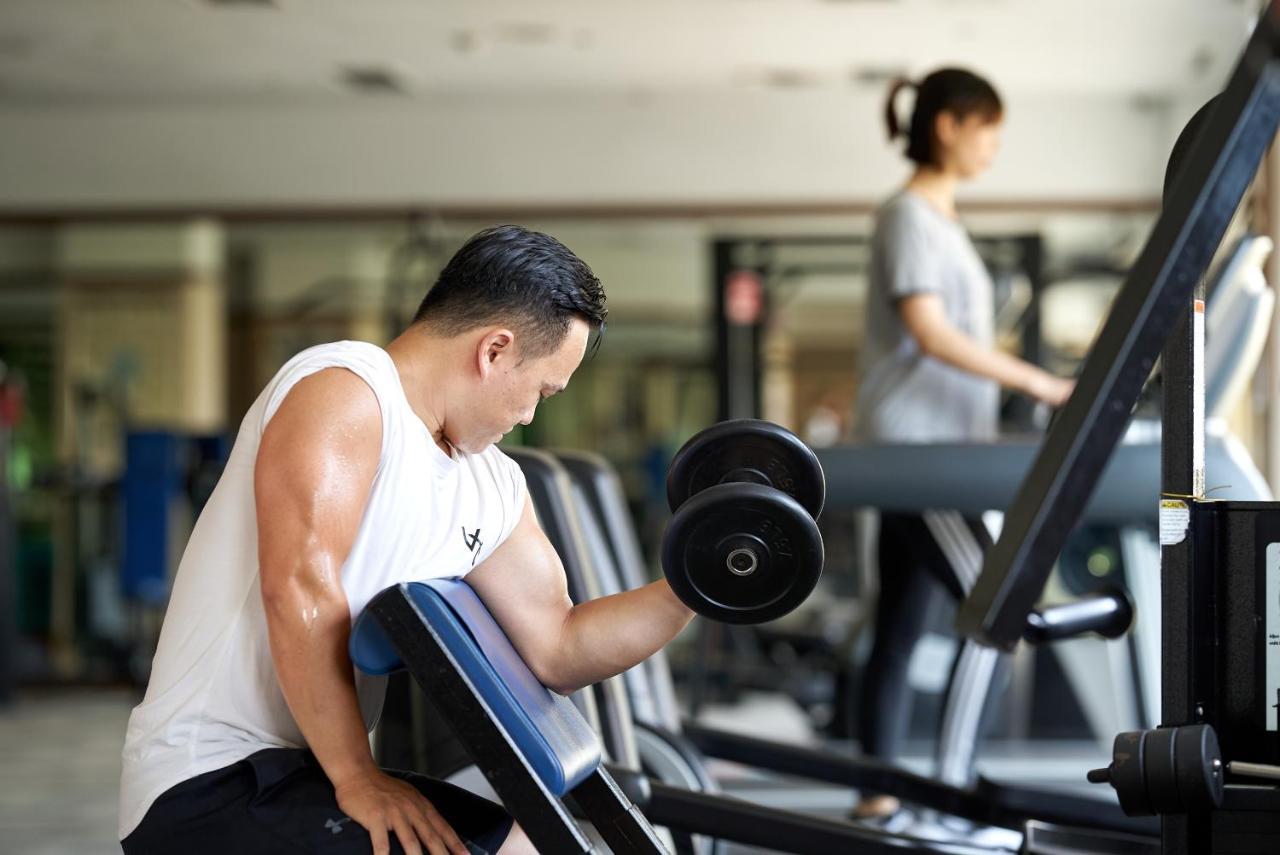 The Howard Plaza Hotel Тайбей Екстер'єр фото A man lifting a dumbbell