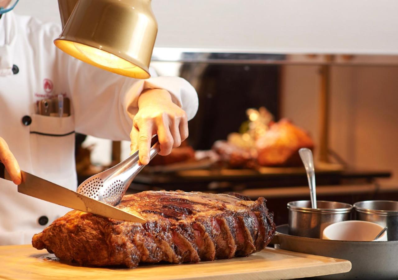 The Howard Plaza Hotel Тайбей Екстер'єр фото A chef carving a roast