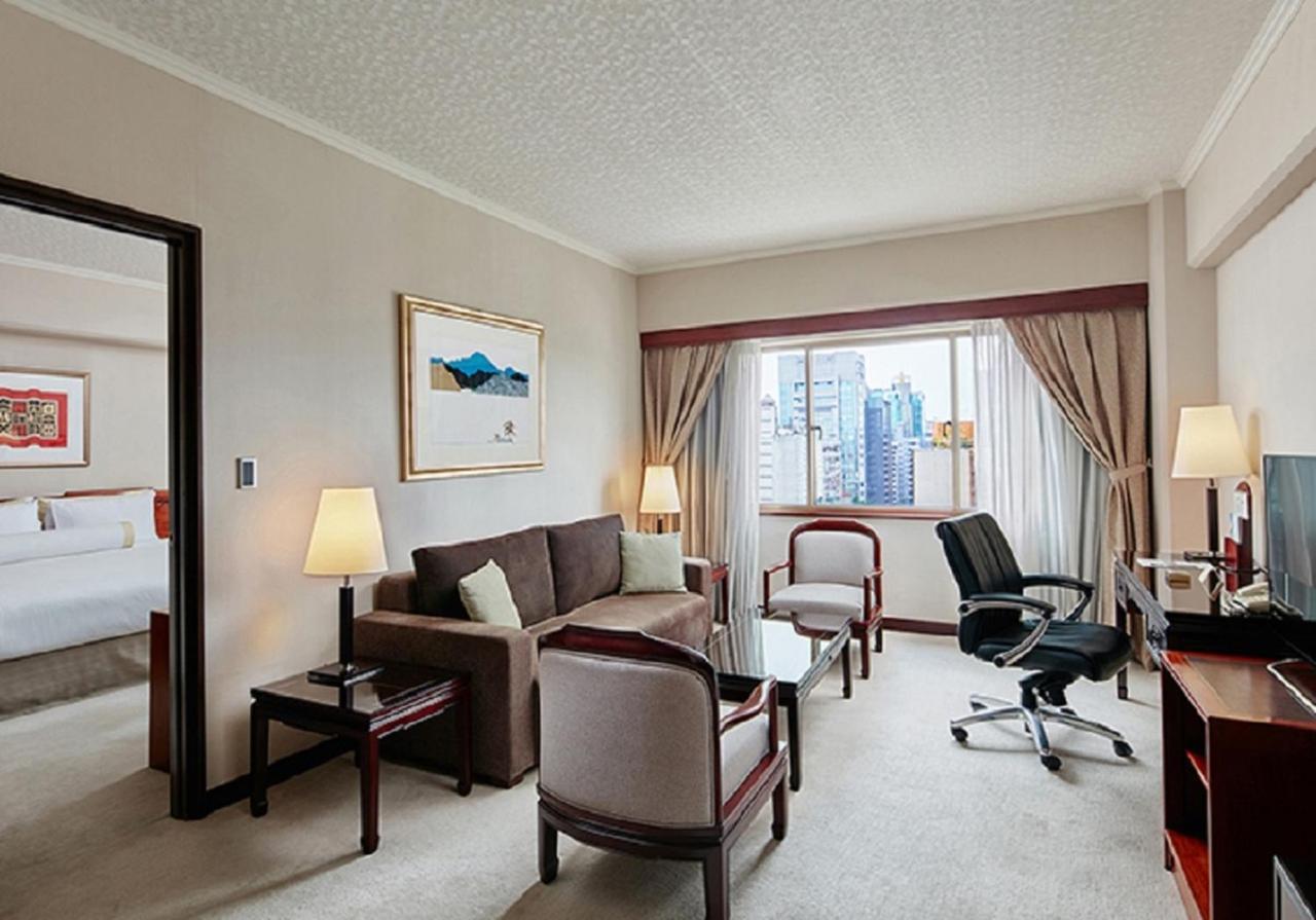 The Howard Plaza Hotel Тайбей Номер фото A suite at the hotel