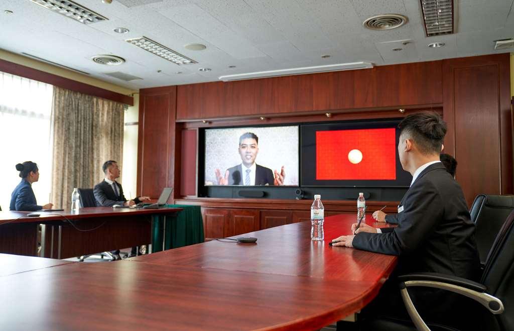 The Howard Plaza Hotel Тайбей Зручності фото A teleconference in progress