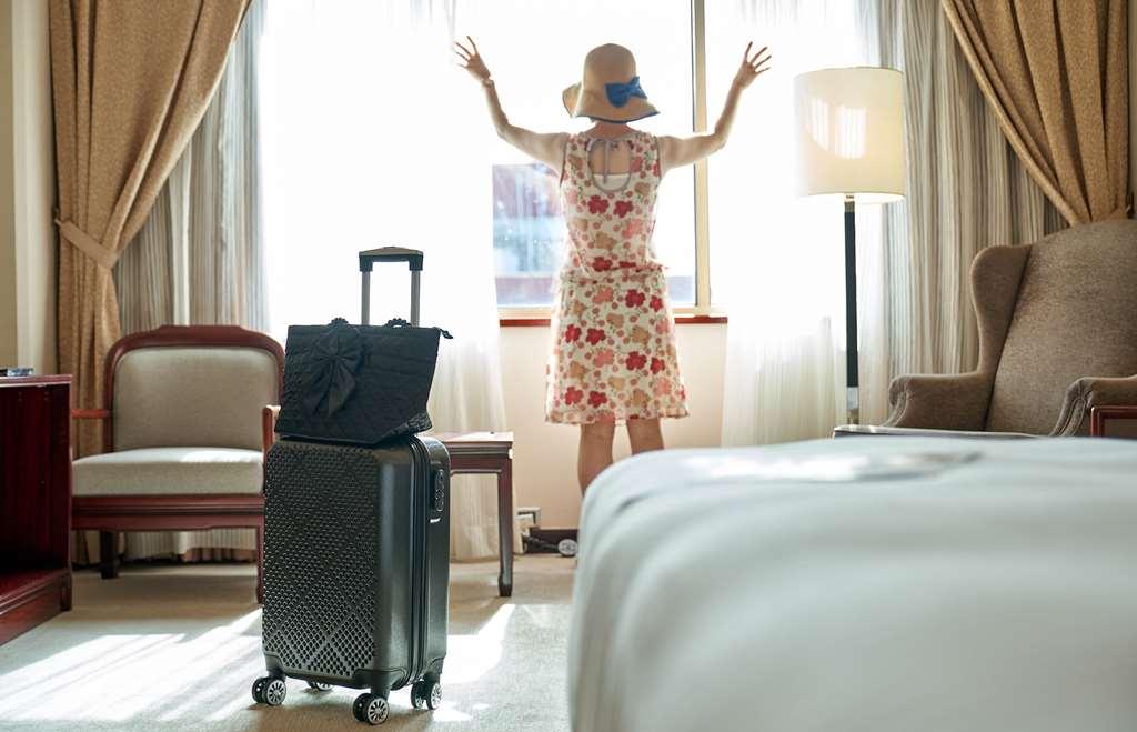 The Howard Plaza Hotel Тайбей Номер фото A woman in a hotel room