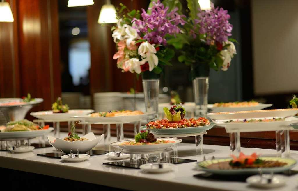The Howard Plaza Hotel Тайбей Ресторан фото A buffet