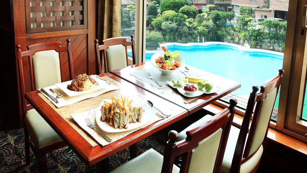 The Howard Plaza Hotel Тайбей Екстер'єр фото A dining table with a view of the pool