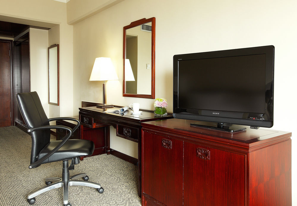 The Howard Plaza Hotel Тайбей Екстер'єр фото A television in a hotel room